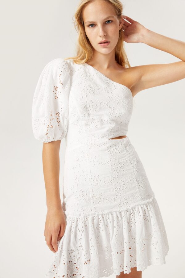 Robe courte asymétrique à broderie blanche – Image 3