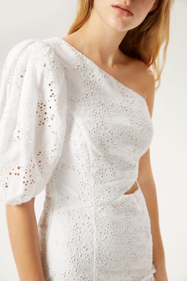 Robe courte asymétrique à broderie blanche – Image 4