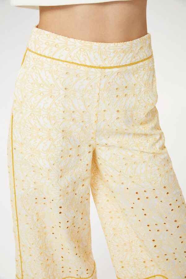 Pantalon jupe culotte à broderie jaune – Image 4