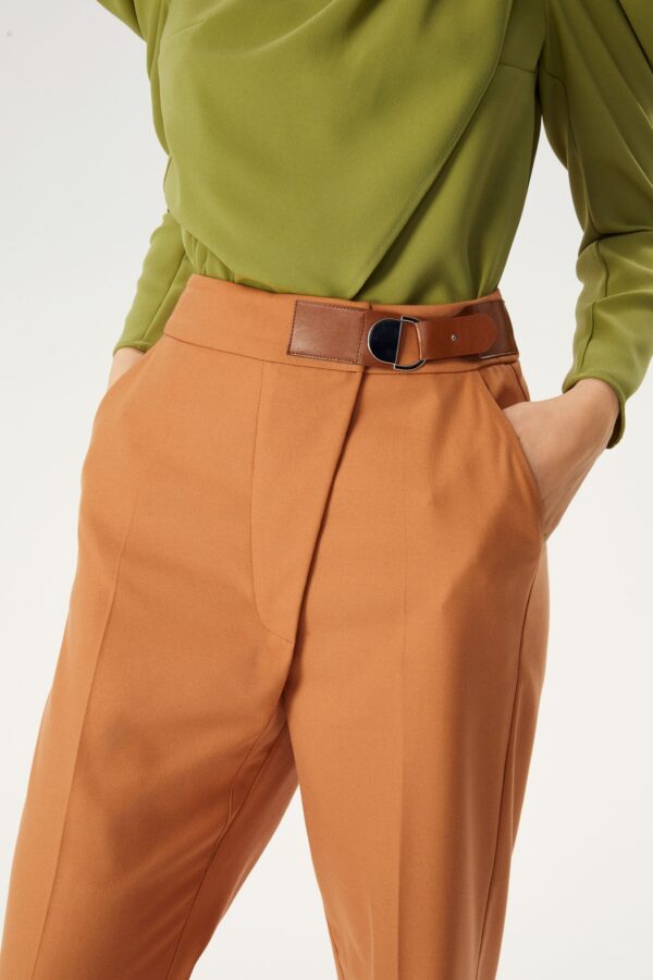 Pantalon à plis camel – Image 2